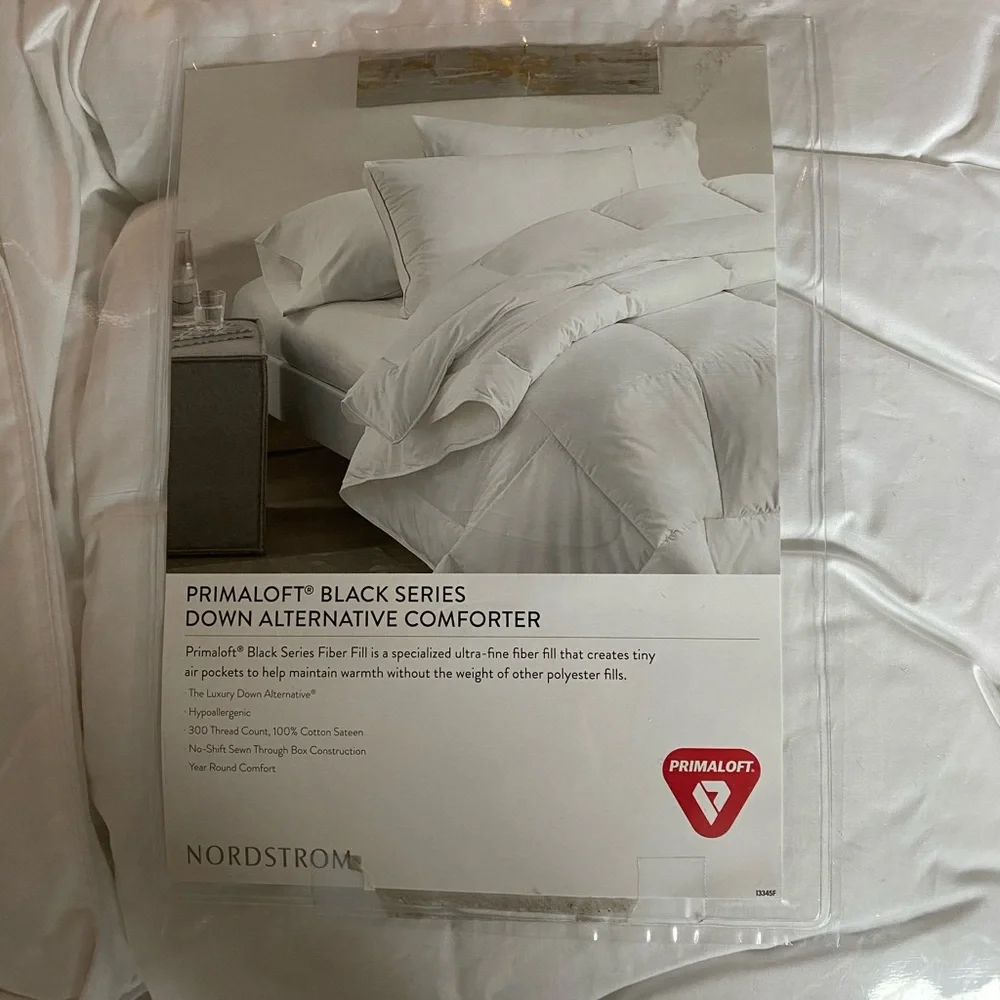 NEW In Pkg Queen size white Black Series 300 Thread Count PrimaLoft Comforter